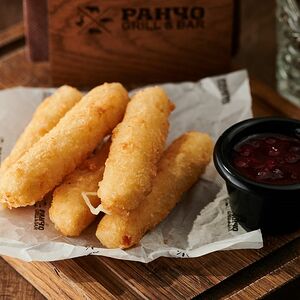 Жареные сырные палочки из моцареллы