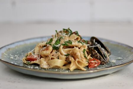 Тальятелле с морепродуктами и томатами