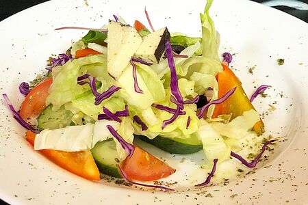 Салат со свежими овощами и соусом Песто