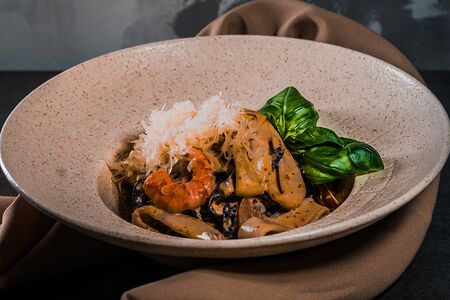 Феттуччине с чернилами каракатицы