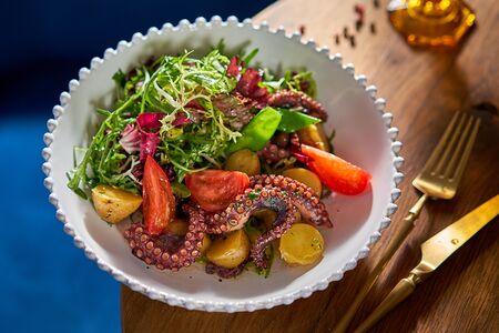 Теплый салат с осьминогом