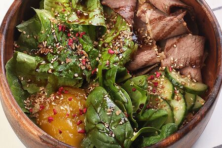 Салат с мраморной говядиной и манго