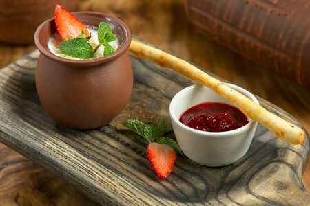 Мацони с вареньем