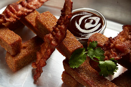 Гренки с беконом и соусом BBQ