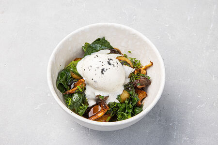 Молодой картофель с лисичками и томленой щекой теленка