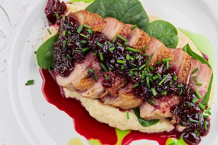 Утиная грудка на сельдереевой подушке со шпинатом