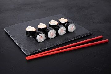 Ролл с креветкой и спайси соусом