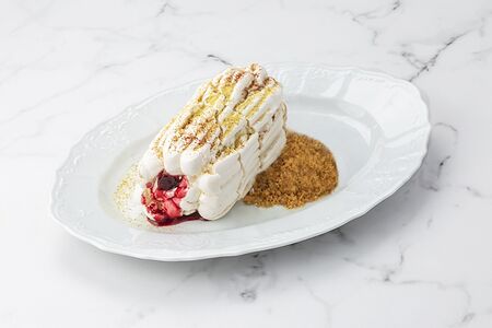 Меренговый рулет с вишней