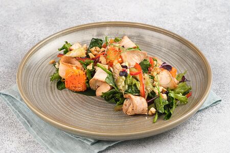 Салат с индейкой, сельдереем и печеной тыквой