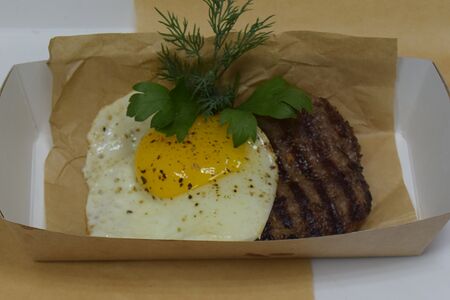 Бифштекс с яйцом