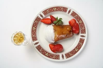 Ромовая баба Ленинградская со свежей клубникой