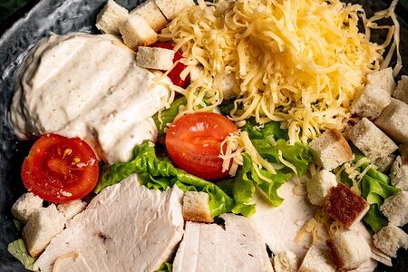 Салат Цезарь с курицей