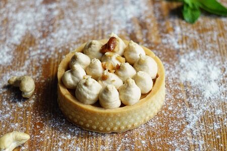 Тарт с карамелью и кешью