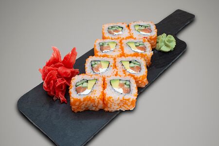 Ролл Калифорния с лососем