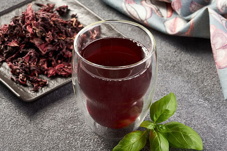 Красный чай с базиликом