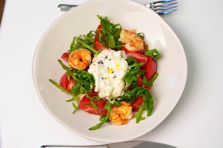 Салат со страчателлой и креветкой