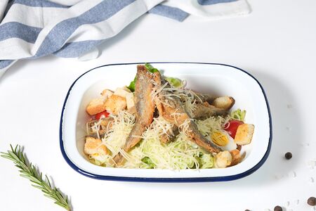 Цезарь с жареной корюшкой