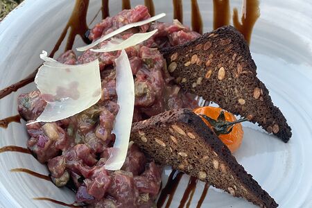 Тартар из мраморной говядины с каперсами
