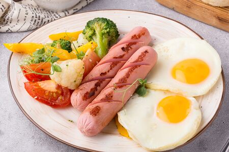 Яичница с венскими сосисками и овощами