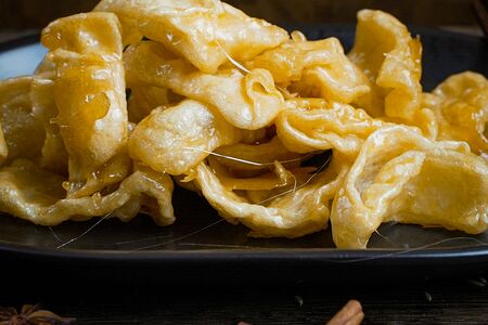 Яйцо, жаренное в карамели