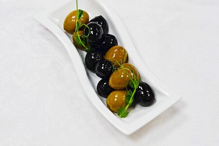 Маслины и оливки