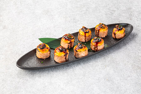 Запеченный ролл с лососем и беломорскими мидиями