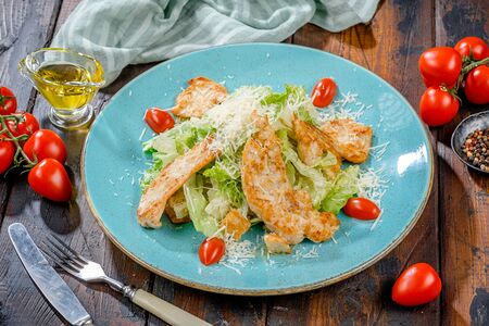 Салат Цезарь с курицой
