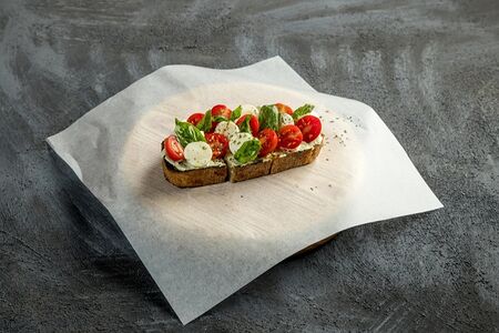 Брускетта с томатами и соусом песто