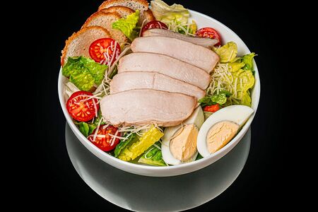Салат Цезарь с курицей