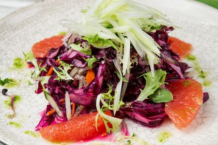 Салат из краснокочанной капусты с грейпфрутом