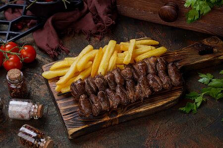 Шашлык из куриных сердечек с картофелем фри