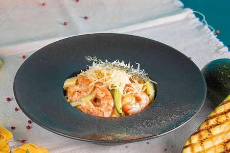 Феттуччине с креветками, цукини и томатами черри