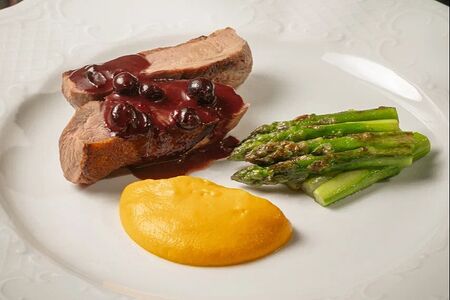 Утиное магрэ с соусом из черной смородины и спаржей