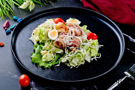 Салат Цезарь с куриной грудкой в беконе