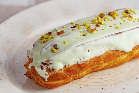 Эклер фисташковый