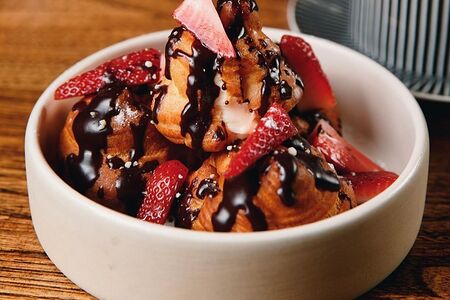 Профитроли с Марсала, клубникой и шоколадом