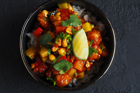 Хрустящий цыпленок Том ям с арахисом и кинзой