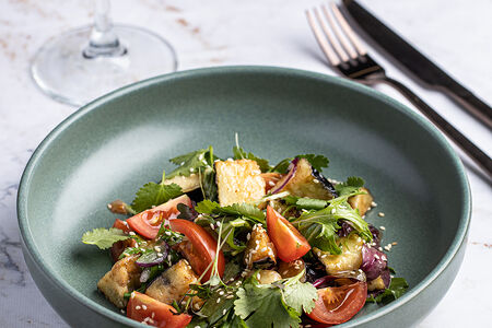 Салат с хрустящими баклажанами