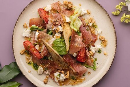 Салат с пармской ветчиной