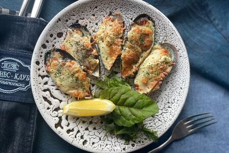 Мидии киви под соусом сальса