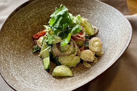 Греческий салат с ореховой заправкой и сыром фета