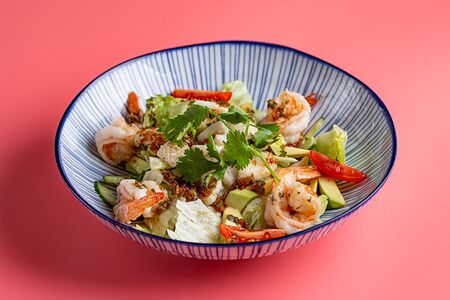 Салат с креветками и пряным соусом с кинзой