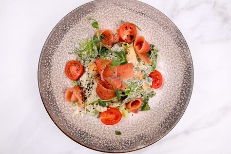 Салат цезарь с слабосоленым лососем