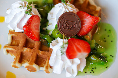Венские вафли с творожным муссом и киви