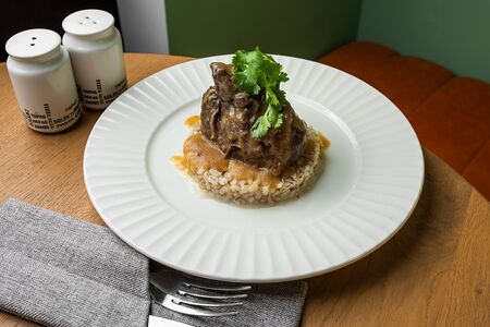 Говяжьи щечки с перловкой