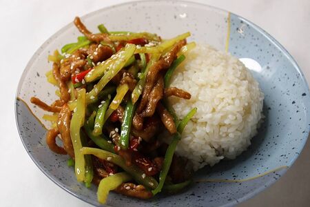 Жареная свинина с чили-перцем и рис на пару