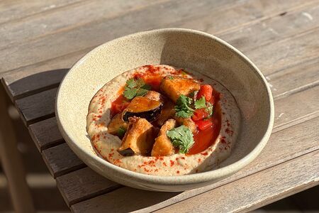 Хумус с баклажанами и сладким чили