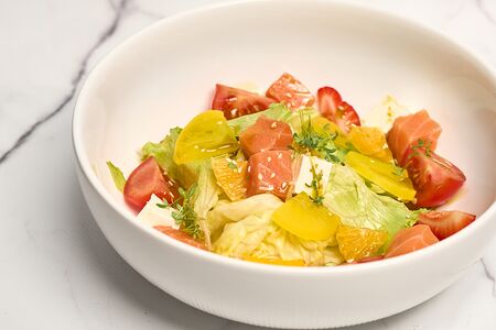 Салат с лососем и сыром фета