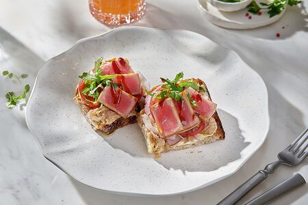 Брускетта с  тунцом и рукколой