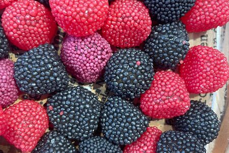 Ягоды в обсыпке красно-черные